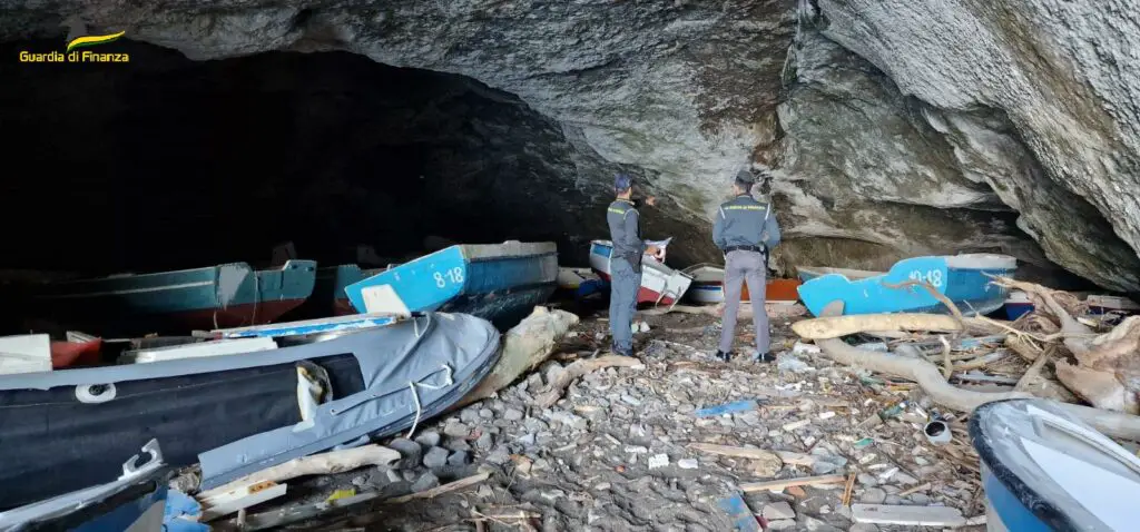  ‣ adn24 ponza (rm) | sequestrata la "grotta dei morti": scafi abbandonati e rifiuti pericolosi all'interno