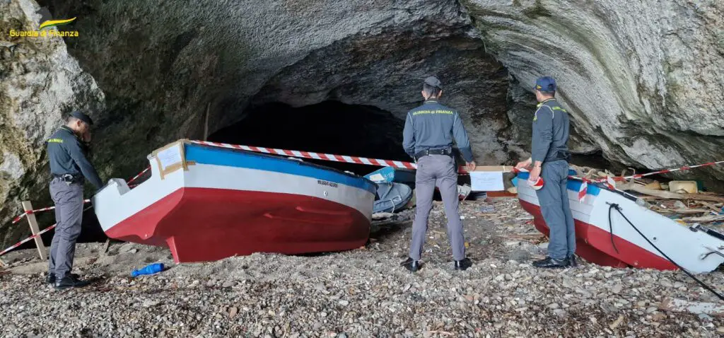  ‣ adn24 ponza (rm) | sequestrata la "grotta dei morti": scafi abbandonati e rifiuti pericolosi all'interno