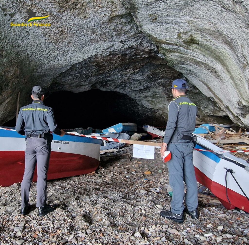  ‣ adn24 ponza (rm) | sequestrata la "grotta dei morti": scafi abbandonati e rifiuti pericolosi all'interno