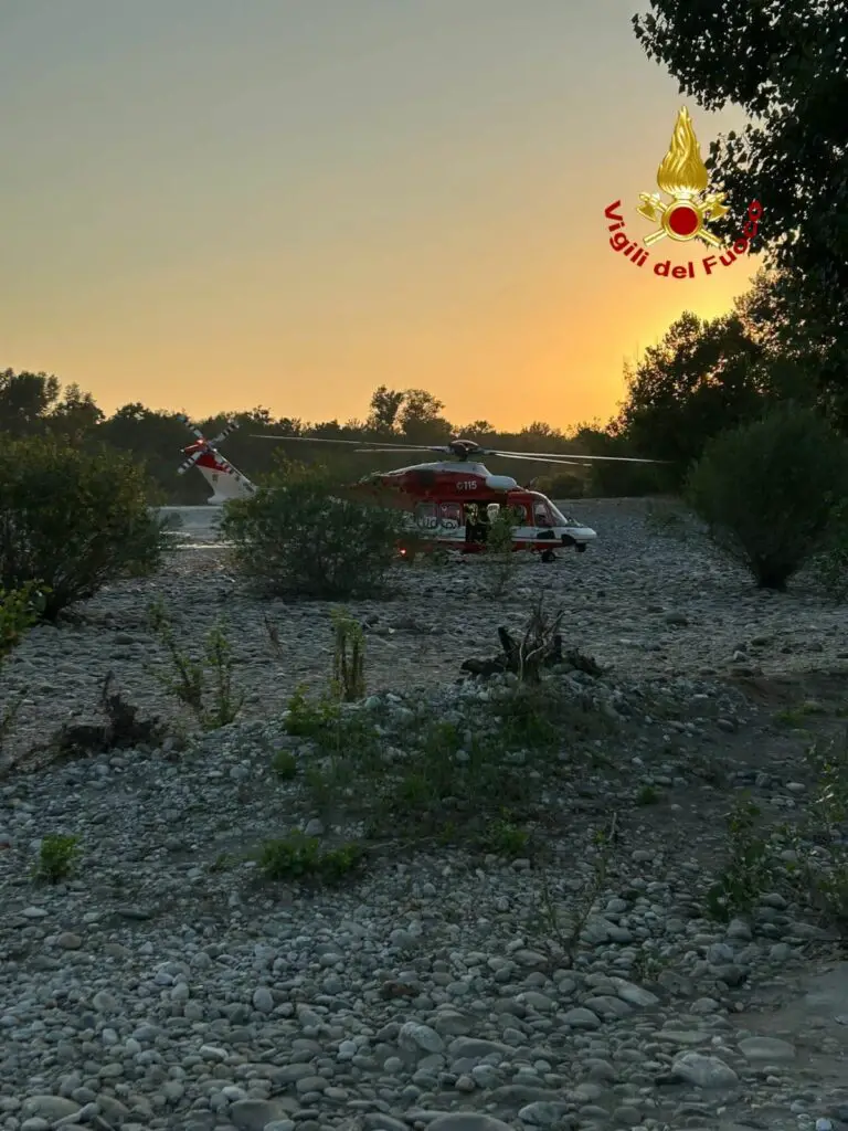  ‣ adn24 milano | bagnante soccorso a turbigo su un isolotto del ticino foto