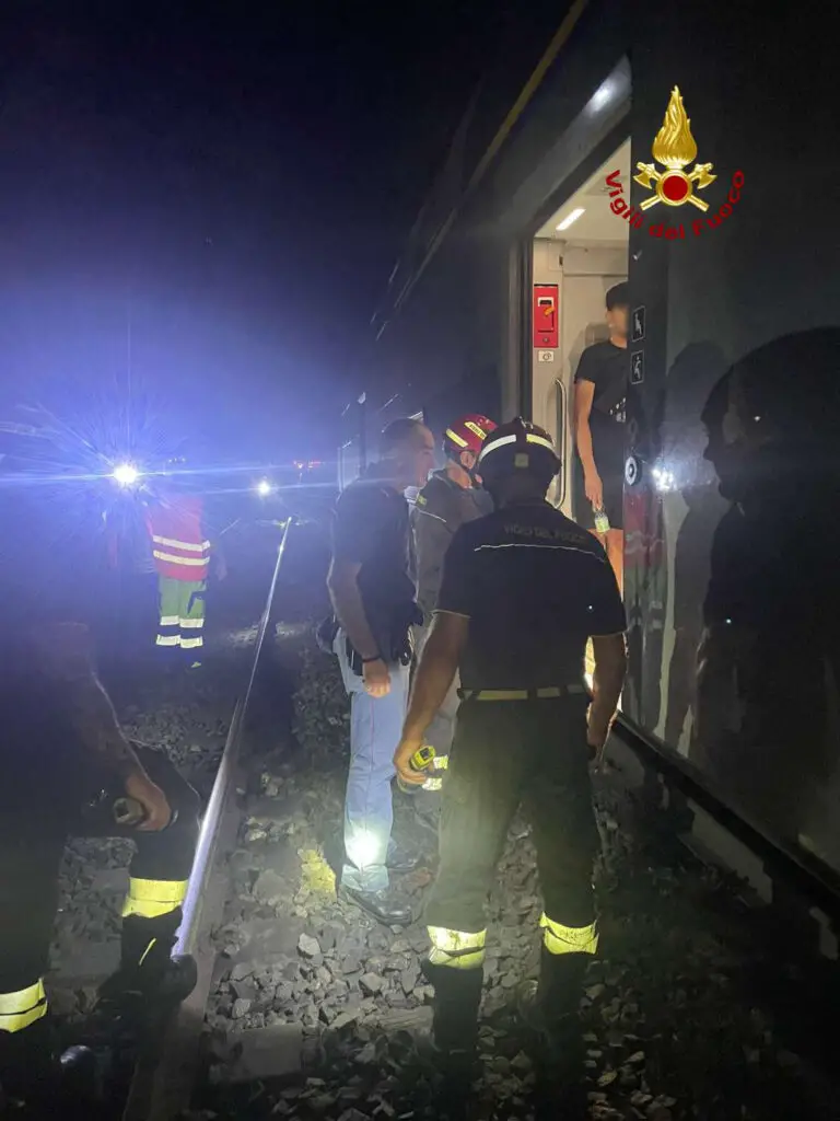  ‣ adn24 genova | treno fermato in galleria, 48 passeggeri evacuati dai vigili del fuoco foto