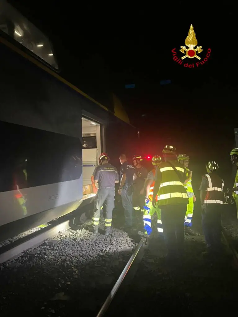  ‣ adn24 genova | treno fermato in galleria, 48 passeggeri evacuati dai vigili del fuoco foto