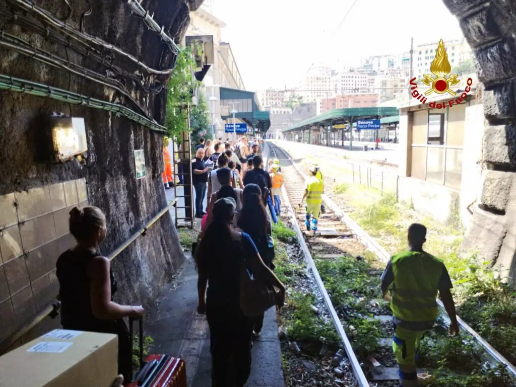  ‣ adn24 genova | treno fermato in galleria, 48 passeggeri evacuati dai vigili del fuoco foto