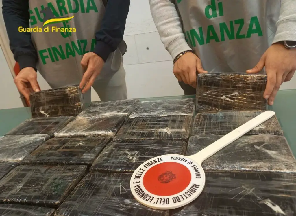  ‣ adn24 napoli | sequestrati 11 kg di cocaina e arrestato corriere