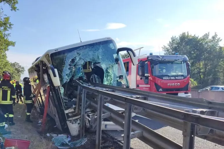  ‣ adn24 arezzo | tragico incidente sull'a1: un morto e 15 feriti, pullman di turisti coinvolto