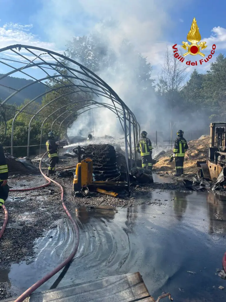  ‣ adn24 rovegno (ge) | vigili del fuoco domano le fiamme in un capannone contenente gpl | foto