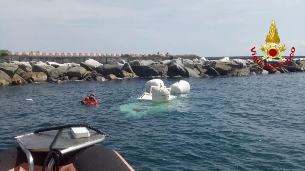  ‣ adn24 genova | recuperata l'imbarcazione naufragata vicino alla pista aeroportuale di ponente