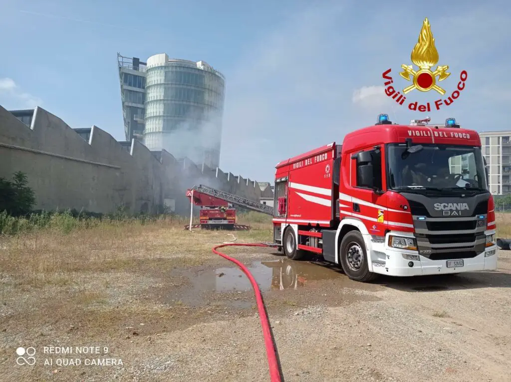  ‣ adn24 milano | incendio al concessionario denicar: colonna di fumo nero visibile a centinaia di metri