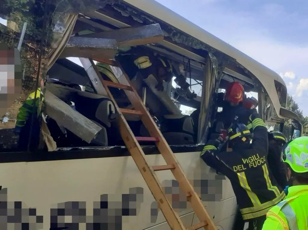  ‣ adn24 arezzo | tragico incidente sull'a1: un morto e 15 feriti, pullman di turisti coinvolto