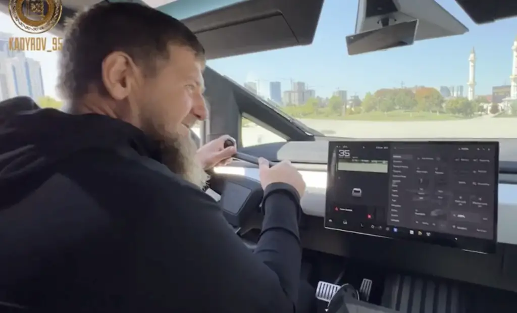  ‣ adn24 il cybertruck di tesla trasformato in veicolo militare: kadyrov mostra il suo nuovo "giocattolo"